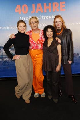 Sinha Melina Gierke, Saskia Fischer, Maria Ketikidou und Sofie Junker beim 40 Jahre Großstadtrevier (ARD) Serien Photo Call am 7.10.2026 in der Astor Film Lounge in Hamburg Sinha Melina Gierke, Saskia Fischer, Maria Ketikidou and Sofie Junker attend the photo call for the 40th anniversary of the series *Großstadtrevier* on October 7, 2026 at the Astor Film Lounge in Hamburg, Germany 40 Jahre Grossstadtrevier (ARD) Jubilaeum in Hamburg