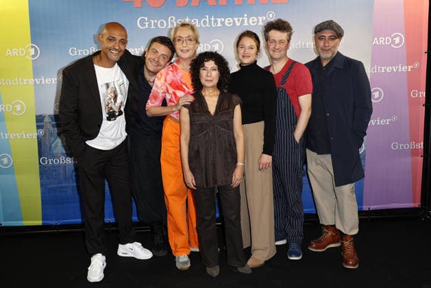 Patrick Abozen, Enrique Fiss, Saskia Fischer, Maria Ketikidou, Sinha Melina Gierke, Sven Fricke und Oezguer Karadeniz beim 40 Jahre Großstadtrevier (ARD) Serien Photo Call am 7.10.2026 in der Astor Film Lounge in Hamburg Patrick Abozen, Enrique Fiss, Saskia Fischer, Maria Ketikidou, Sinha Melina Gierke, Sven Fricke and Oezguer Karadeniz attend the photo call for the 40th anniversary of the series *Großstadtrevier* on October 7, 2026 at the Astor Film Lounge in Hamburg, Germany 40 Jahre Grossstadtrevier (ARD) Jubilaeum in Hamburg