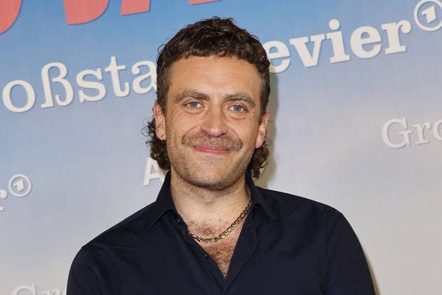 Enrique Fiss attends the photo call for the 40th anniversary of the series *Großstadtrevier* on October 7, 2026 at the Astor Film Lounge in Hamburg, Germany 40th anniversary *Großstadtrevier* photo call in Hamburg, Germany