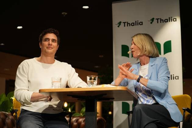 RECORD DATE NOT STATED Datum: 07.10.2026 Ort: Dresden Im Bild: Constantin Schreiber ; Vor einer Buchhandlung (Thalia) in der Dresdner Innenstadt hat es am Mittwochabend Protest gegen eine Lesung des ehemaligen Nachrichten-Sprechers und Moderators Constantin Schreiber gegeben. Schreiber stellte dort am Abend sein neues Buch ,,Die Kraft des Islams vor. Zu der Demonstration hatte die Gruppe ,,Free Palestine Dresden aufgerufen. Hintergrund war Schreibers Auseinandersetzung mit dem Islam sowie seine Positionierung zum Nahostkonflikt. Schreiber hatte bereits im Vorfeld auf den Protestaufruf reagiert und erklaert, die Veranstaltung trotz der angekuendigten Demonstration besuchen zu wollen. Die Lesung fand am Abend in der Buchhandlung auf der Prager Stras xLucas Friedenhainx