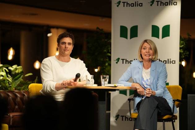 RECORD DATE NOT STATED Datum: 07.10.2026 Ort: Dresden Im Bild: Constantin Schreiber ; Vor einer Buchhandlung (Thalia) in der Dresdner Innenstadt hat es am Mittwochabend Protest gegen eine Lesung des ehemaligen Nachrichten-Sprechers und Moderators Constantin Schreiber gegeben. Schreiber stellte dort am Abend sein neues Buch ,,Die Kraft des Islams vor. Zu der Demonstration hatte die Gruppe ,,Free Palestine Dresden aufgerufen. Hintergrund war Schreibers Auseinandersetzung mit dem Islam sowie seine Positionierung zum Nahostkonflikt. Schreiber hatte bereits im Vorfeld auf den Protestaufruf reagiert und erklaert, die Veranstaltung trotz der angekuendigten Demonstration besuchen zu wollen. Die Lesung fand am Abend in der Buchhandlung auf der Prager Stras xLucas Friedenhainx