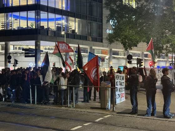 RECORD DATE NOT STATED Datum: 07.10.2026 Ort: Dresden Vor einer Buchhandlung (Thalia) in der Dresdner Innenstadt hat es am Mittwochabend Protest gegen eine Lesung des ehemaligen Nachrichten-Sprechers und Moderators Constantin Schreiber gegeben. Schreiber stellte dort am Abend sein neues Buch ,,Die Kraft des Islams vor. Zu der Demonstration hatte die Gruppe ,,Free Palestine Dresden aufgerufen. Hintergrund war Schreibers Auseinandersetzung mit dem Islam sowie seine Positionierung zum Nahostkonflikt. Schreiber hatte bereits im Vorfeld auf den Protestaufruf reagiert und erklaert, die Veranstaltung trotz der angekuendigten Demonstration besuchen zu wollen. Die Lesung fand am Abend in der Buchhandlung auf der Prager Strasse statt und war ausverkauft. Dr xLucas Friedenhainx