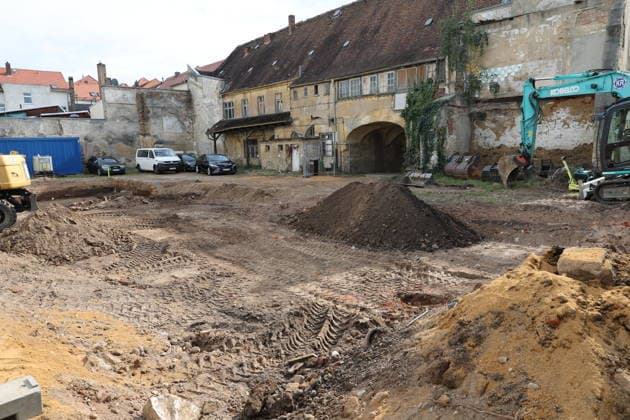 Erster Spatenstich: Baustart für das Sorbisches Wissensforum in Bautzen Bautzen, 7. Oktober 2026. Mit dem feierlichen ersten Spatenstich haben heute in Bautzen die Bauarbeiten für das Sorbisches Wissensforum begonnen. Das rund 50 Millionen Euro teure Großprojekt auf dem historischen Lauenareal gilt als der bisher bedeutendste Meilenstein der Stiftung für das sorbische Volk und wird vollständig über Mittel aus dem sächsischen Strukturwandel finanziert. Bis zur geplanten Fertigstellung im Jahr 2030 entsteht ein moderner, multifunktionaler Gebäudekomplex nach Plänen des Münchner Architekturbüros bogevischs buero. Der Neubau wird zwei der wichtigsten sorbischen Institutionen unter einem Dach vereinen: das Sorbisches Museum mit einer Copyright: xMatthiasxWehnertx