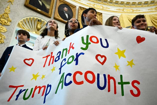 Trump Makes Oval Office Announcement WASHINGTON, DC - OCT. 7: Kids hold up a sign as US President Donald Trump speaks during an announcement on Trump Accounts in the Oval Office on Wednesday, Oct. 7, 2026 at the White House in Washington, D.C. (Photo by Annabelle Gordon Pool For The Washington Post) Washington DC United States  Copyright: xPool ABACAx