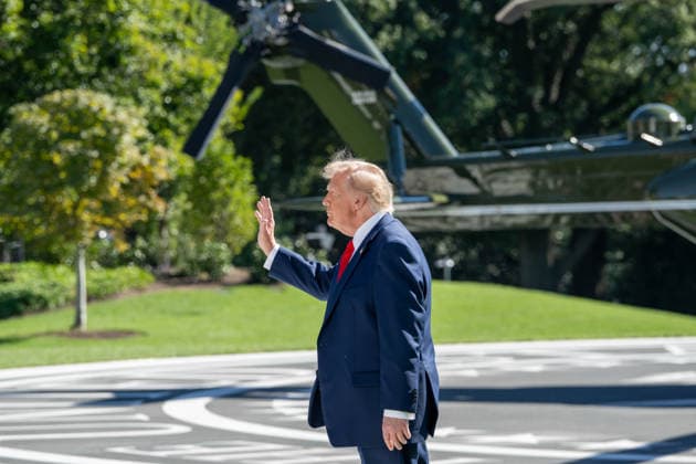 October 7, 2026, Washington, District Of Columbia, United States: President DONALD TRUMP waves to visitors from the South Lawn of the White House before departing aboard Marine One for San Antonio, Texas, where he is scheduled to headline a midterm campaign rally. Washington United States  - ZUMAk206 20261007_znp_k206_016 Copyright: xMattxKaminskyx