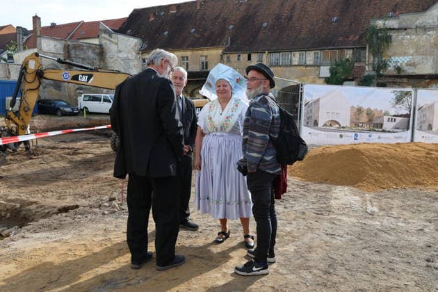 Erster Spatenstich: Baustart für das Sorbisches Wissensforum in Bautzen Bautzen, 7. Oktober 2026. Mit dem feierlichen ersten Spatenstich haben heute in Bautzen die Bauarbeiten für das Sorbisches Wissensforum begonnen. Das rund 50 Millionen Euro teure Großprojekt auf dem historischen Lauenareal gilt als der bisher bedeutendste Meilenstein der Stiftung für das sorbische Volk und wird vollständig über Mittel aus dem sächsischen Strukturwandel finanziert. Bis zur geplanten Fertigstellung im Jahr 2030 entsteht ein moderner, multifunktionaler Gebäudekomplex nach Plänen des Münchner Architekturbüros bogevischs buero. Der Neubau wird zwei der wichtigsten sorbischen Institutionen unter einem Dach vereinen: das Sorbisches Museum mit einer Copyright: xMatthiasxWehnertx