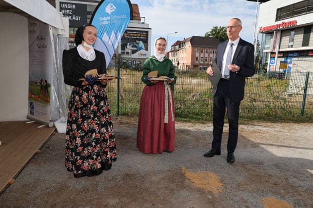 Erster Spatenstich: Baustart für das Sorbisches Wissensforum in Bautzen Bautzen, 7. Oktober 2026. Mit dem feierlichen ersten Spatenstich haben heute in Bautzen die Bauarbeiten für das Sorbisches Wissensforum begonnen. Das rund 50 Millionen Euro teure Großprojekt auf dem historischen Lauenareal gilt als der bisher bedeutendste Meilenstein der Stiftung für das sorbische Volk und wird vollständig über Mittel aus dem sächsischen Strukturwandel finanziert. Bis zur geplanten Fertigstellung im Jahr 2030 entsteht ein moderner, multifunktionaler Gebäudekomplex nach Plänen des Münchner Architekturbüros bogevischs buero. Der Neubau wird zwei der wichtigsten sorbischen Institutionen unter einem Dach vereinen: das Sorbisches Museum mit einer Copyright: xMatthiasxWehnertx