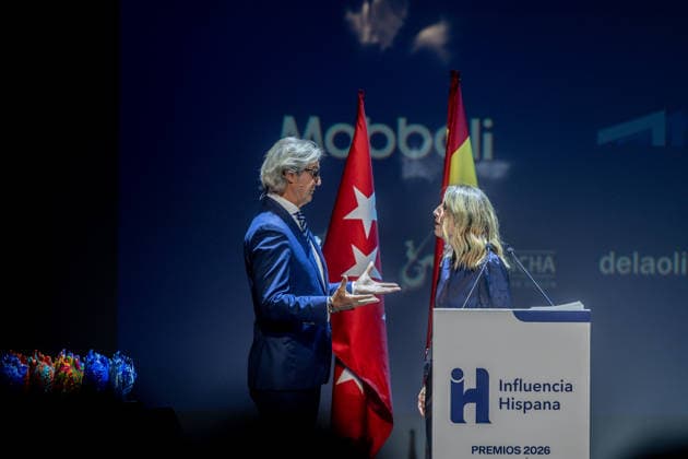 3rd Annual Hispanic Influence Awards Dancer Poti Castillo greets the president of the Regional Government of Extremadura, María Guardiola, during the 3rd Annual Hispanic Influence Awards ceremony on October 7, 2026, in Madrid, Spain. The main objective of the Hispanic Influence Awards is to recognize excellence, talent, creativity, and leadership of individuals and institutions that strengthen ties within the Spanish-speaking community and promote Hispanic values on a global scale. OCTOBER 7, 2026 HISPANIC INFLUENCE AWARDS SPANISH-SPEAKERS HISPANIC CULTURE Madrid Madrid, Spain  Copyright: xRicardoxRubiox 7827276