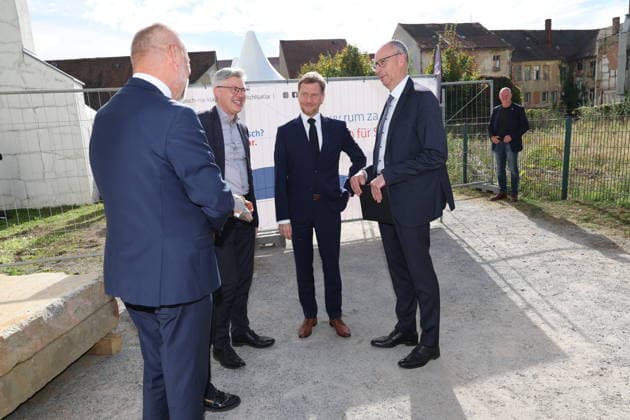 Erster Spatenstich: Baustart für das Sorbisches Wissensforum in Bautzen Bautzen, 7. Oktober 2026. Mit dem feierlichen ersten Spatenstich haben heute in Bautzen die Bauarbeiten für das Sorbisches Wissensforum begonnen. Das rund 50 Millionen Euro teure Großprojekt auf dem historischen Lauenareal gilt als der bisher bedeutendste Meilenstein der Stiftung für das sorbische Volk und wird vollständig über Mittel aus dem sächsischen Strukturwandel finanziert. Bis zur geplanten Fertigstellung im Jahr 2030 entsteht ein moderner, multifunktionaler Gebäudekomplex nach Plänen des Münchner Architekturbüros bogevischs buero. Der Neubau wird zwei der wichtigsten sorbischen Institutionen unter einem Dach vereinen: das Sorbisches Museum mit einer Copyright: xMatthiasxWehnertx