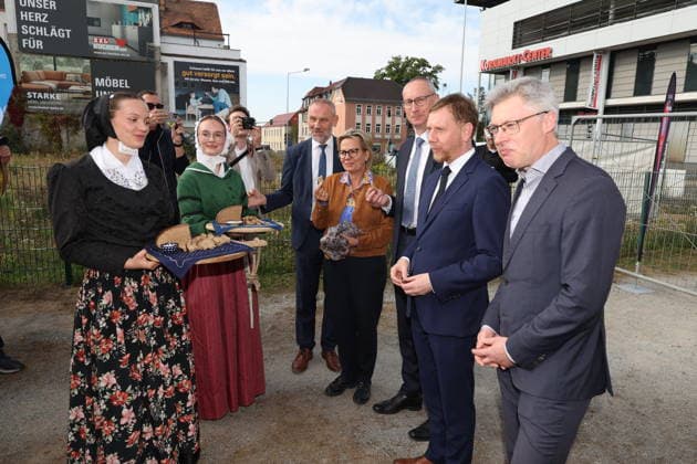 Erster Spatenstich: Baustart für das Sorbisches Wissensforum in Bautzen Bautzen, 7. Oktober 2026. Mit dem feierlichen ersten Spatenstich haben heute in Bautzen die Bauarbeiten für das Sorbisches Wissensforum begonnen. Das rund 50 Millionen Euro teure Großprojekt auf dem historischen Lauenareal gilt als der bisher bedeutendste Meilenstein der Stiftung für das sorbische Volk und wird vollständig über Mittel aus dem sächsischen Strukturwandel finanziert. Bis zur geplanten Fertigstellung im Jahr 2030 entsteht ein moderner, multifunktionaler Gebäudekomplex nach Plänen des Münchner Architekturbüros bogevischs buero. Der Neubau wird zwei der wichtigsten sorbischen Institutionen unter einem Dach vereinen: das Sorbisches Museum mit einer Copyright: xMatthiasxWehnertx