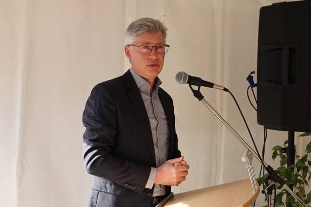 Erster Spatenstich: Baustart für das Sorbisches Wissensforum in Bautzen Bautzen, 7. Oktober 2026. Mit dem feierlichen ersten Spatenstich haben heute in Bautzen die Bauarbeiten für das Sorbisches Wissensforum begonnen. Das rund 50 Millionen Euro teure Großprojekt auf dem historischen Lauenareal gilt als der bisher bedeutendste Meilenstein der Stiftung für das sorbische Volk und wird vollständig über Mittel aus dem sächsischen Strukturwandel finanziert. Bis zur geplanten Fertigstellung im Jahr 2030 entsteht ein moderner, multifunktionaler Gebäudekomplex nach Plänen des Münchner Architekturbüros bogevischs buero. Der Neubau wird zwei der wichtigsten sorbischen Institutionen unter einem Dach vereinen: das Sorbisches Museum mit einer Copyright: xMatthiasxWehnertx