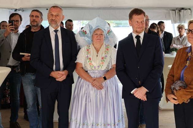 Erster Spatenstich: Baustart für das Sorbisches Wissensforum in Bautzen Bautzen, 7. Oktober 2026. Mit dem feierlichen ersten Spatenstich haben heute in Bautzen die Bauarbeiten für das Sorbisches Wissensforum begonnen. Das rund 50 Millionen Euro teure Großprojekt auf dem historischen Lauenareal gilt als der bisher bedeutendste Meilenstein der Stiftung für das sorbische Volk und wird vollständig über Mittel aus dem sächsischen Strukturwandel finanziert. Bis zur geplanten Fertigstellung im Jahr 2030 entsteht ein moderner, multifunktionaler Gebäudekomplex nach Plänen des Münchner Architekturbüros bogevischs buero. Der Neubau wird zwei der wichtigsten sorbischen Institutionen unter einem Dach vereinen: das Sorbisches Museum mit einer Copyright: xMatthiasxWehnertx