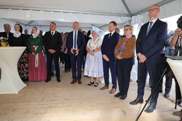 Erster Spatenstich: Baustart für das Sorbisches Wissensforum in Bautzen Bautzen, 7. Oktober 2026. Mit dem feierlichen ersten Spatenstich haben heute in Bautzen die Bauarbeiten für das Sorbisches Wissensforum begonnen. Das rund 50 Millionen Euro teure Großprojekt auf dem historischen Lauenareal gilt als der bisher bedeutendste Meilenstein der Stiftung für das sorbische Volk und wird vollständig über Mittel aus dem sächsischen Strukturwandel finanziert. Bis zur geplanten Fertigstellung im Jahr 2030 entsteht ein moderner, multifunktionaler Gebäudekomplex nach Plänen des Münchner Architekturbüros bogevischs buero. Der Neubau wird zwei der wichtigsten sorbischen Institutionen unter einem Dach vereinen: das Sorbisches Museum mit einer Copyright: xMatthiasxWehnertx