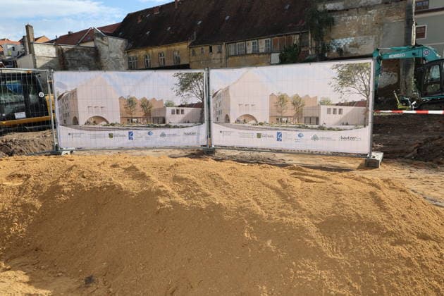 Erster Spatenstich: Baustart für das Sorbisches Wissensforum in Bautzen Bautzen, 7. Oktober 2026. Mit dem feierlichen ersten Spatenstich haben heute in Bautzen die Bauarbeiten für das Sorbisches Wissensforum begonnen. Das rund 50 Millionen Euro teure Großprojekt auf dem historischen Lauenareal gilt als der bisher bedeutendste Meilenstein der Stiftung für das sorbische Volk und wird vollständig über Mittel aus dem sächsischen Strukturwandel finanziert. Bis zur geplanten Fertigstellung im Jahr 2030 entsteht ein moderner, multifunktionaler Gebäudekomplex nach Plänen des Münchner Architekturbüros bogevischs buero. Der Neubau wird zwei der wichtigsten sorbischen Institutionen unter einem Dach vereinen: das Sorbisches Museum mit einer Copyright: xMatthiasxWehnertx
