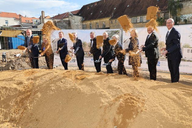 Erster Spatenstich: Baustart für das Sorbisches Wissensforum in Bautzen Bautzen, 7. Oktober 2026. Mit dem feierlichen ersten Spatenstich haben heute in Bautzen die Bauarbeiten für das Sorbisches Wissensforum begonnen. Das rund 50 Millionen Euro teure Großprojekt auf dem historischen Lauenareal gilt als der bisher bedeutendste Meilenstein der Stiftung für das sorbische Volk und wird vollständig über Mittel aus dem sächsischen Strukturwandel finanziert. Bis zur geplanten Fertigstellung im Jahr 2030 entsteht ein moderner, multifunktionaler Gebäudekomplex nach Plänen des Münchner Architekturbüros bogevischs buero. Der Neubau wird zwei der wichtigsten sorbischen Institutionen unter einem Dach vereinen: das Sorbisches Museum mit einer Copyright: xMatthiasxWehnertx