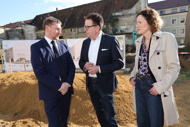 Erster Spatenstich: Baustart für das Sorbisches Wissensforum in Bautzen Bautzen, 7. Oktober 2026. Mit dem feierlichen ersten Spatenstich haben heute in Bautzen die Bauarbeiten für das Sorbisches Wissensforum begonnen. Das rund 50 Millionen Euro teure Großprojekt auf dem historischen Lauenareal gilt als der bisher bedeutendste Meilenstein der Stiftung für das sorbische Volk und wird vollständig über Mittel aus dem sächsischen Strukturwandel finanziert. Bis zur geplanten Fertigstellung im Jahr 2030 entsteht ein moderner, multifunktionaler Gebäudekomplex nach Plänen des Münchner Architekturbüros bogevischs buero. Der Neubau wird zwei der wichtigsten sorbischen Institutionen unter einem Dach vereinen: das Sorbisches Museum mit einer Copyright: xMatthiasxWehnertx