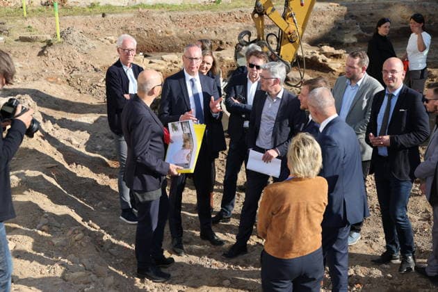 Erster Spatenstich: Baustart für das Sorbisches Wissensforum in Bautzen Bautzen, 7. Oktober 2026. Mit dem feierlichen ersten Spatenstich haben heute in Bautzen die Bauarbeiten für das Sorbisches Wissensforum begonnen. Das rund 50 Millionen Euro teure Großprojekt auf dem historischen Lauenareal gilt als der bisher bedeutendste Meilenstein der Stiftung für das sorbische Volk und wird vollständig über Mittel aus dem sächsischen Strukturwandel finanziert. Bis zur geplanten Fertigstellung im Jahr 2030 entsteht ein moderner, multifunktionaler Gebäudekomplex nach Plänen des Münchner Architekturbüros bogevischs buero. Der Neubau wird zwei der wichtigsten sorbischen Institutionen unter einem Dach vereinen: das Sorbisches Museum mit einer Copyright: xMatthiasxWehnertx