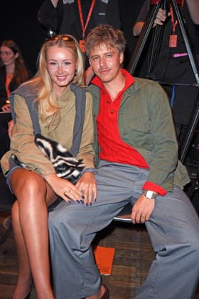 Levin Hotho mit Freundin Lili Hamann bei der ABOUT YOU OPERA FASHION SHOW im Admiralspalast in Berlin am 07.10.2026