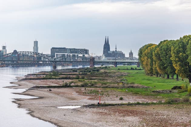 Niedrigwasser am Rhein: Blick von der Rodenkirchener Brücke (A4) auf die Kölner Skyline - 07.10.26 Blick von der Autobahnbrücke Rodenkirchen (A4) rheinabwärts auf die Kölner Skyline mit Dom, Kranhäusern, Kölnturm sowie die Eisenbahn-Südbrücke. Am Rand liegt das Flussbett trocken. Der Pegel Köln liegt mit 43 cm auf Rekordniveau, nur wenig über dem Tiefstwert von 40 cm. Ab Donnerstag leitet eine Regenfront den Herbst ein und bringt den Pegeln erste Entspannung. Köln Rodenkirchen Nordrhein-Westfalen Deutschland Copyright: xMarcxJohnx