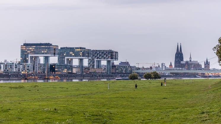 Niedrigwasser am Rhein: Blick von den Poller Wiesen auf Kranhäuser und Kölner Dom - 07.10.26 Blick von den Poller Wiesen am Kölner Rheinufer über den Rhein auf die Kranhäuser im Rheinauhafen und den Kölner Dom in der Abenddämmerung. Der Pegel Köln liegt mit 43 cm auf Rekordniveau, nur wenig über dem Tiefstwert von 40 cm. Ab Donnerstag leitet eine Regenfront den Herbst ein und bringt den Pegeln erste Entspannung. Köln Poller Wiesen Nordrhein-Westfalen Deutschland Copyright: xMarcxJohnx