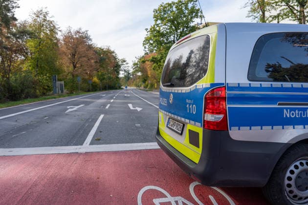250kg Weltkriegsbombe in Stadtwald gefunden - Sprengung am selben Tag notwendig Am Mittwoch, 07.10.2026, wurde im Bereich des Wildhofs im Offenbacher Stadtwald eine rund 250 Kilogramm schwere Weltkriegsbombe kontrolliert gesprengt. Der Kampfmittelräumdienst beseitigte das Kampfmittel am Nachmittag wie geplant. Zuvor war der Evakuierungsradius auf 300 Meter reduziert worden, sodass das Energiewerk der EVO nicht geräumt werden musste. Auf Heusenstammer Gemarkung waren keine Evakuierungen erforderlich. Die Sperrungen auf der Dietzenbacher Straße und der Landesstraße 3117 wurden aufgehoben. Offenbach am Main Hessen Deutschland