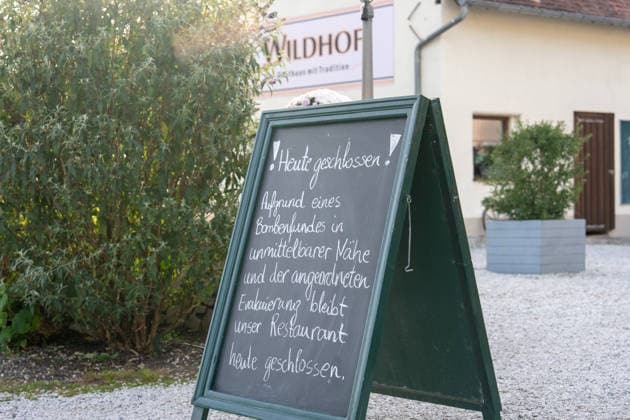 250kg Weltkriegsbombe in Stadtwald gefunden - Sprengung am selben Tag notwendig Am Mittwoch, 07.10.2026, wurde im Bereich des Wildhofs im Offenbacher Stadtwald eine rund 250 Kilogramm schwere Weltkriegsbombe kontrolliert gesprengt. Der Kampfmittelräumdienst beseitigte das Kampfmittel am Nachmittag wie geplant. Zuvor war der Evakuierungsradius auf 300 Meter reduziert worden, sodass das Energiewerk der EVO nicht geräumt werden musste. Auf Heusenstammer Gemarkung waren keine Evakuierungen erforderlich. Die Sperrungen auf der Dietzenbacher Straße und der Landesstraße 3117 wurden aufgehoben. Offenbach am Main Hessen Deutschland