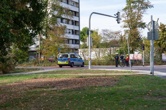 250kg Weltkriegsbombe in Stadtwald gefunden - Sprengung am selben Tag notwendig Am Mittwoch, 07.10.2026, wurde im Bereich des Wildhofs im Offenbacher Stadtwald eine rund 250 Kilogramm schwere Weltkriegsbombe kontrolliert gesprengt. Der Kampfmittelräumdienst beseitigte das Kampfmittel am Nachmittag wie geplant. Zuvor war der Evakuierungsradius auf 300 Meter reduziert worden, sodass das Energiewerk der EVO nicht geräumt werden musste. Auf Heusenstammer Gemarkung waren keine Evakuierungen erforderlich. Die Sperrungen auf der Dietzenbacher Straße und der Landesstraße 3117 wurden aufgehoben. Offenbach am Main Hessen Deutschland