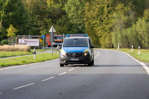250kg Weltkriegsbombe in Stadtwald gefunden - Sprengung am selben Tag notwendig Am Mittwoch, 07.10.2026, wurde im Bereich des Wildhofs im Offenbacher Stadtwald eine rund 250 Kilogramm schwere Weltkriegsbombe kontrolliert gesprengt. Der Kampfmittelräumdienst beseitigte das Kampfmittel am Nachmittag wie geplant. Zuvor war der Evakuierungsradius auf 300 Meter reduziert worden, sodass das Energiewerk der EVO nicht geräumt werden musste. Auf Heusenstammer Gemarkung waren keine Evakuierungen erforderlich. Die Sperrungen auf der Dietzenbacher Straße und der Landesstraße 3117 wurden aufgehoben. Offenbach am Main Hessen Deutschland
