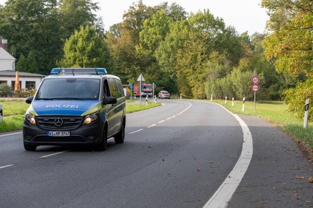 250kg Weltkriegsbombe in Stadtwald gefunden - Sprengung am selben Tag notwendig Am Mittwoch, 07.10.2026, wurde im Bereich des Wildhofs im Offenbacher Stadtwald eine rund 250 Kilogramm schwere Weltkriegsbombe kontrolliert gesprengt. Der Kampfmittelräumdienst beseitigte das Kampfmittel am Nachmittag wie geplant. Zuvor war der Evakuierungsradius auf 300 Meter reduziert worden, sodass das Energiewerk der EVO nicht geräumt werden musste. Auf Heusenstammer Gemarkung waren keine Evakuierungen erforderlich. Die Sperrungen auf der Dietzenbacher Straße und der Landesstraße 3117 wurden aufgehoben. Offenbach am Main Hessen Deutschland