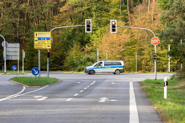 250kg Weltkriegsbombe in Stadtwald gefunden - Sprengung am selben Tag notwendig Am Mittwoch, 07.10.2026, wurde im Bereich des Wildhofs im Offenbacher Stadtwald eine rund 250 Kilogramm schwere Weltkriegsbombe kontrolliert gesprengt. Der Kampfmittelräumdienst beseitigte das Kampfmittel am Nachmittag wie geplant. Zuvor war der Evakuierungsradius auf 300 Meter reduziert worden, sodass das Energiewerk der EVO nicht geräumt werden musste. Auf Heusenstammer Gemarkung waren keine Evakuierungen erforderlich. Die Sperrungen auf der Dietzenbacher Straße und der Landesstraße 3117 wurden aufgehoben. Offenbach am Main Hessen Deutschland