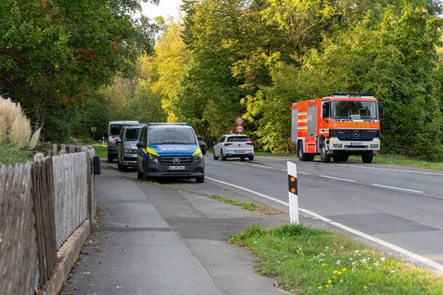 250kg Weltkriegsbombe in Stadtwald gefunden - Sprengung am selben Tag notwendig Am Mittwoch, 07.10.2026, wurde im Bereich des Wildhofs im Offenbacher Stadtwald eine rund 250 Kilogramm schwere Weltkriegsbombe kontrolliert gesprengt. Der Kampfmittelräumdienst beseitigte das Kampfmittel am Nachmittag wie geplant. Zuvor war der Evakuierungsradius auf 300 Meter reduziert worden, sodass das Energiewerk der EVO nicht geräumt werden musste. Auf Heusenstammer Gemarkung waren keine Evakuierungen erforderlich. Die Sperrungen auf der Dietzenbacher Straße und der Landesstraße 3117 wurden aufgehoben. Offenbach am Main Hessen Deutschland