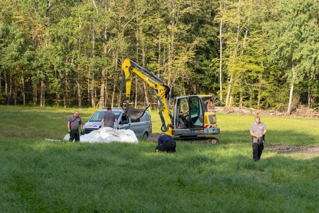 250kg Weltkriegsbombe in Stadtwald gefunden - Sprengung am selben Tag notwendig Am Mittwoch, 07.10.2026, wurde im Bereich des Wildhofs im Offenbacher Stadtwald eine rund 250 Kilogramm schwere Weltkriegsbombe kontrolliert gesprengt. Der Kampfmittelräumdienst beseitigte das Kampfmittel am Nachmittag wie geplant. Zuvor war der Evakuierungsradius auf 300 Meter reduziert worden, sodass das Energiewerk der EVO nicht geräumt werden musste. Auf Heusenstammer Gemarkung waren keine Evakuierungen erforderlich. Die Sperrungen auf der Dietzenbacher Straße und der Landesstraße 3117 wurden aufgehoben. Offenbach am Main Hessen Deutschland