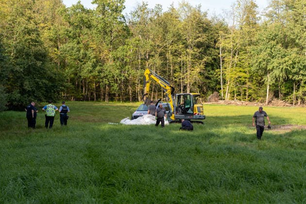 250kg Weltkriegsbombe in Stadtwald gefunden - Sprengung am selben Tag notwendig Am Mittwoch, 07.10.2026, wurde im Bereich des Wildhofs im Offenbacher Stadtwald eine rund 250 Kilogramm schwere Weltkriegsbombe kontrolliert gesprengt. Der Kampfmittelräumdienst beseitigte das Kampfmittel am Nachmittag wie geplant. Zuvor war der Evakuierungsradius auf 300 Meter reduziert worden, sodass das Energiewerk der EVO nicht geräumt werden musste. Auf Heusenstammer Gemarkung waren keine Evakuierungen erforderlich. Die Sperrungen auf der Dietzenbacher Straße und der Landesstraße 3117 wurden aufgehoben. Offenbach am Main Hessen Deutschland