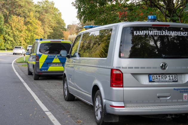 250kg Weltkriegsbombe in Stadtwald gefunden - Sprengung am selben Tag notwendig Am Mittwoch, 07.10.2026, wurde im Bereich des Wildhofs im Offenbacher Stadtwald eine rund 250 Kilogramm schwere Weltkriegsbombe kontrolliert gesprengt. Der Kampfmittelräumdienst beseitigte das Kampfmittel am Nachmittag wie geplant. Zuvor war der Evakuierungsradius auf 300 Meter reduziert worden, sodass das Energiewerk der EVO nicht geräumt werden musste. Auf Heusenstammer Gemarkung waren keine Evakuierungen erforderlich. Die Sperrungen auf der Dietzenbacher Straße und der Landesstraße 3117 wurden aufgehoben. Offenbach am Main Hessen Deutschland