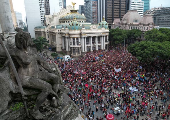 Thousands of demonstrators gathered in downtown Rio de Janeiro RIO DE JANEIRO, BRAZIL - OCTOBER 7: Thousands of demonstrators gathered in downtown in support of presidential candidate Luiz Inacio Lula da Silva (PT) ahead of the second round of Brazil’s presidential election in Rio de Janeiro on October 7, 2026. The demonstration, organized under the name Youth on the Streets for Democracy, began at Candelaria and continued with a march toward Cinelandia. Students gathered at noon for an event organized by the Rio de Janeiro State Students’ Union (UEE-RJ) as a peaceful demonstration in defense of democracy, student rights, education and equality. Fabio Teixeira Anadolu Rio de Janeiro Brazil. Editorial use only. Please get in touch for an  Copyright: x2026xAnadoluxFabioxTeixeirax