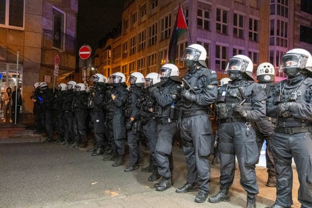 October 7, 2026, Cologne, Germany: Multiple hundreds of people took part in a demonstration in Cologne marking the third anniversary of October 7, 2023, protesting Israel s military campaign and genocidal intervention in Gaza. A smaller counter-protest took place without reported confrontations between the two groups. Police intervened and stopped the demonstration multiple times before protesters were held inside a police cage for approximately two hours. Officers later opened a corridor and allowed them to leave in small groups. During the dispersal, police arrested around 10 protesters, who were later released from custody. Cologne Germany  - ZUMAm356 20261007_zip_m356_009 Copyright: xMouafakxMahmaljix