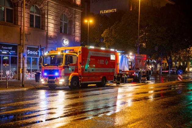 Brand in Kinosaal sorgt für Großaufgebot an Rettungskräften Am 08.10.2026 kam es in einem Kinosaal des Cinestar Metropolis in Frankfurt zu einem Feuer. Die Feuerwehr Frankfurt rückte mit einem Großaufgebot an, Trupps bekämpften den Brand unter Atemschutz. Nach den Löscharbeiten waren ausgiebige Belüftungsmaßnahmen erforderlich. Erste Einsatzkräfte konnten nach rund einer Stunde den Einsatz verlassen. Frankfurt am Main Innenstadt Hessen Deutschland