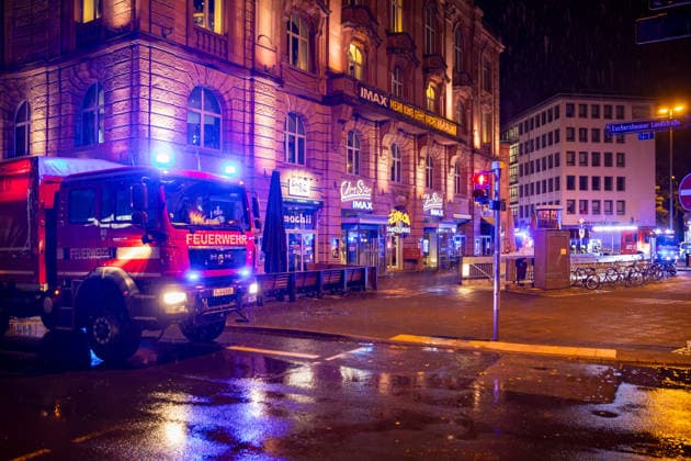 Brand in Kinosaal sorgt für Großaufgebot an Rettungskräften Am 08.10.2026 kam es in einem Kinosaal des Cinestar Metropolis in Frankfurt zu einem Feuer. Die Feuerwehr Frankfurt rückte mit einem Großaufgebot an, Trupps bekämpften den Brand unter Atemschutz. Nach den Löscharbeiten waren ausgiebige Belüftungsmaßnahmen erforderlich. Erste Einsatzkräfte konnten nach rund einer Stunde den Einsatz verlassen. Frankfurt am Main Innenstadt Hessen Deutschland