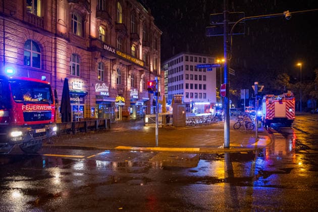 Brand in Kinosaal sorgt für Großaufgebot an Rettungskräften Am 08.10.2026 kam es in einem Kinosaal des Cinestar Metropolis in Frankfurt zu einem Feuer. Die Feuerwehr Frankfurt rückte mit einem Großaufgebot an, Trupps bekämpften den Brand unter Atemschutz. Nach den Löscharbeiten waren ausgiebige Belüftungsmaßnahmen erforderlich. Erste Einsatzkräfte konnten nach rund einer Stunde den Einsatz verlassen. Frankfurt am Main Innenstadt Hessen Deutschland