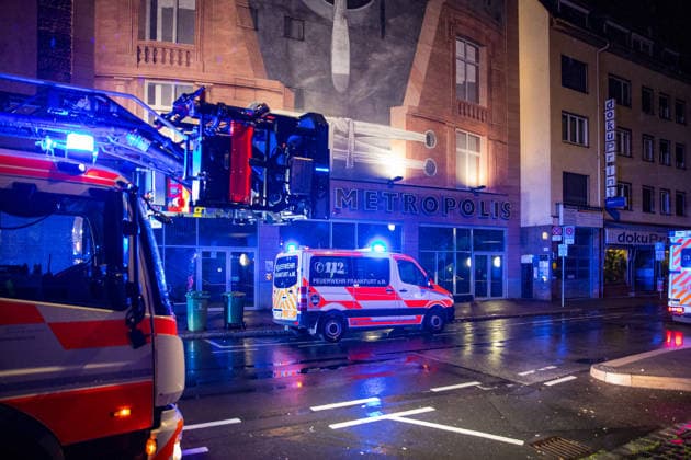 Brand in Kinosaal sorgt für Großaufgebot an Rettungskräften Am 08.10.2026 kam es in einem Kinosaal des Cinestar Metropolis in Frankfurt zu einem Feuer. Die Feuerwehr Frankfurt rückte mit einem Großaufgebot an, Trupps bekämpften den Brand unter Atemschutz. Nach den Löscharbeiten waren ausgiebige Belüftungsmaßnahmen erforderlich. Erste Einsatzkräfte konnten nach rund einer Stunde den Einsatz verlassen. Frankfurt am Main Innenstadt Hessen Deutschland
