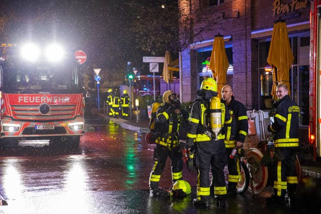 Brand in Kinosaal sorgt für Großaufgebot an Rettungskräften Am 08.10.2026 kam es in einem Kinosaal des Cinestar Metropolis in Frankfurt zu einem Feuer. Die Feuerwehr Frankfurt rückte mit einem Großaufgebot an, Trupps bekämpften den Brand unter Atemschutz. Nach den Löscharbeiten waren ausgiebige Belüftungsmaßnahmen erforderlich. Erste Einsatzkräfte konnten nach rund einer Stunde den Einsatz verlassen. Frankfurt am Main Innenstadt Hessen Deutschland