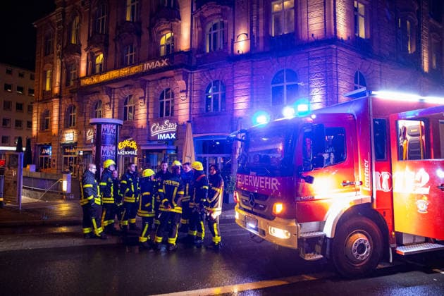 Brand in Kinosaal sorgt für Großaufgebot an Rettungskräften Am 08.10.2026 kam es in einem Kinosaal des Cinestar Metropolis in Frankfurt zu einem Feuer. Die Feuerwehr Frankfurt rückte mit einem Großaufgebot an, Trupps bekämpften den Brand unter Atemschutz. Nach den Löscharbeiten waren ausgiebige Belüftungsmaßnahmen erforderlich. Erste Einsatzkräfte konnten nach rund einer Stunde den Einsatz verlassen. Frankfurt am Main Innenstadt Hessen Deutschland