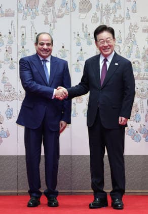 S. Korea-Egypt summit S. Korea-Egypt summit South Korean President Lee Jae Myung (R) poses for a photo with Egyptian President Abdel Fattah El-Sisi prior to their summit talks at the presidential office Cheong Wa Dae in Seoul on Oct. 8, 2026. (Yonhap) 2026-10-08 11:27:05 <Copyright ¨Ï 1980-2026 YONHAPNEWS AGENCY. .> ¼­¿ïÆ¯º°½Ã EDITORIAL USE ONLY  Copyright: xx Korea-Egypt ???x yonphotos257506