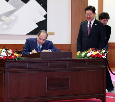 S. Korea-Egypt summit S. Korea-Egypt summit South Korean President Lee Jae Myung (R) looks on as Egyptian President Abdel Fattah El-Sisi signs a guest book before they hold summit talks at the presidential office Cheong Wa Dae in Seoul on Oct. 8, 2026. (Yonhap) 2026-10-08 11:27:15 <Copyright ¨Ï 1980-2026 YONHAPNEWS AGENCY. .> ¼­¿ïÆ¯º°½Ã EDITORIAL USE ONLY  Copyright: xx Korea-Egypt ???x yonphotos257507