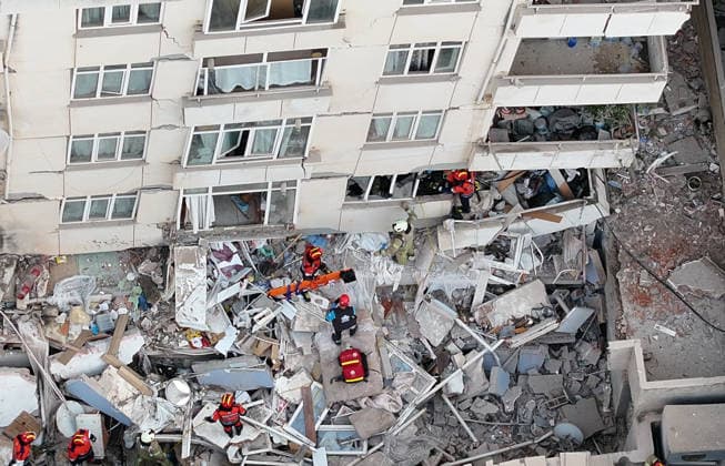 Partial collapse occurs in 7-story building in Istanbul s Maltepe district ISTANBUL, TURKIYE - OCTOBER 8: An aerial view shows search and rescue operations underway after the lower floors of a seven-story building partially collapse in the Maltepe district of Istanbul, Turkiye, on October 8, 2026. Murat Sengul Anadolu Istanbul Turkey. Editorial use only. Please get in touch for any other usage.  Copyright: x2026xAnadoluxMuratxSengulx