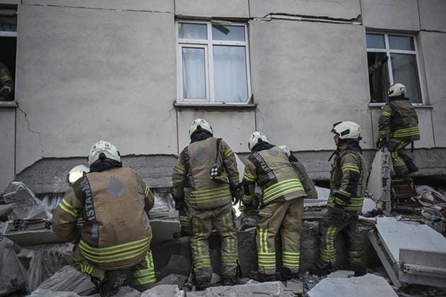 Partial collapse occurs in 7-story building in Istanbul s Maltepe district ISTANBUL, TURKIYE - OCTOBER 8: Search and rescue personnel, including firefighters, AFAD, UMKE, and police teams, operate at the site of a partial building collapse in the Cevizli neighborhood of Maltepe district, Istanbul, Turkiye on October 8, 2026. Trapped residents on the unaffected upper floors were evacuated while emergency teams initiated search and rescue efforts beneath the collapsed lower levels. Murat Sengul Anadolu Istanbul Turkey. Editorial use only. Please get in touch for any other usage.  Copyright: x2026xAnadoluxMuratxSengulx