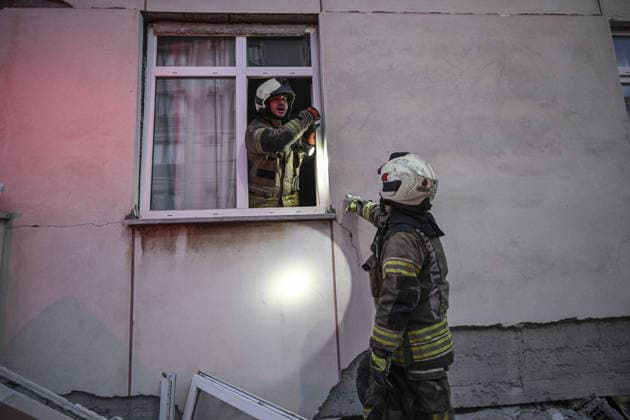 Partial collapse occurs in 7-story building in Istanbul s Maltepe district ISTANBUL, TURKIYE - OCTOBER 8: Search and rescue personnel, including firefighters, AFAD, UMKE, and police teams, operate at the site of a partial building collapse in the Cevizli neighborhood of Maltepe district, Istanbul, Turkiye on October 8, 2026. Trapped residents on the unaffected upper floors were evacuated while emergency teams initiated search and rescue efforts beneath the collapsed lower levels. Murat Sengul Anadolu Istanbul Turkey. Editorial use only. Please get in touch for any other usage.  Copyright: x2026xAnadoluxMuratxSengulx