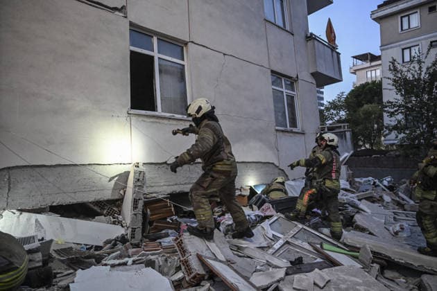 Partial collapse occurs in 7-story building in Istanbul s Maltepe district ISTANBUL, TURKIYE - OCTOBER 8: Search and rescue personnel, including firefighters, AFAD, UMKE, and police teams, operate at the site of a partial building collapse in the Cevizli neighborhood of Maltepe district, Istanbul, Turkiye on October 8, 2026. Trapped residents on the unaffected upper floors were evacuated while emergency teams initiated search and rescue efforts beneath the collapsed lower levels. Murat Sengul Anadolu Istanbul Turkey. Editorial use only. Please get in touch for any other usage.  Copyright: x2026xAnadoluxMuratxSengulx
