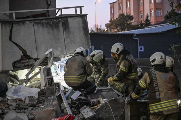 Partial collapse occurs in 7-story building in Istanbul s Maltepe district ISTANBUL, TURKIYE - OCTOBER 8: Search and rescue personnel, including firefighters, AFAD, UMKE, and police teams, operate at the site of a partial building collapse in the Cevizli neighborhood of Maltepe district, Istanbul, Turkiye on October 8, 2026. Trapped residents on the unaffected upper floors were evacuated while emergency teams initiated search and rescue efforts beneath the collapsed lower levels. Murat Sengul Anadolu Istanbul Turkey. Editorial use only. Please get in touch for any other usage.  Copyright: x2026xAnadoluxMuratxSengulx