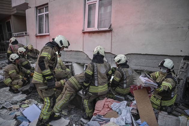 Partial collapse occurs in 7-story building in Istanbul s Maltepe district ISTANBUL, TURKIYE - OCTOBER 8: Search and rescue teams continue efforts to locate and rescue people trapped under the rubble as an injured person is taken to a hospital by ambulance after the lower floors of a seven-story building partially collapse in the Maltepe district of Istanbul, Turkiye, on October 8, 2026. Murat Sengul Anadolu Istanbul Turkey. Editorial use only. Please get in touch for any other usage.  Copyright: x2026xAnadoluxMuratxSengulx